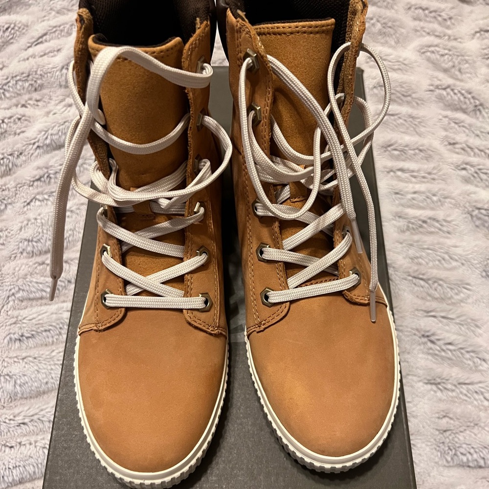 Women’s Timberland 6” Skyla Leather Boots Size 8.5 NIB